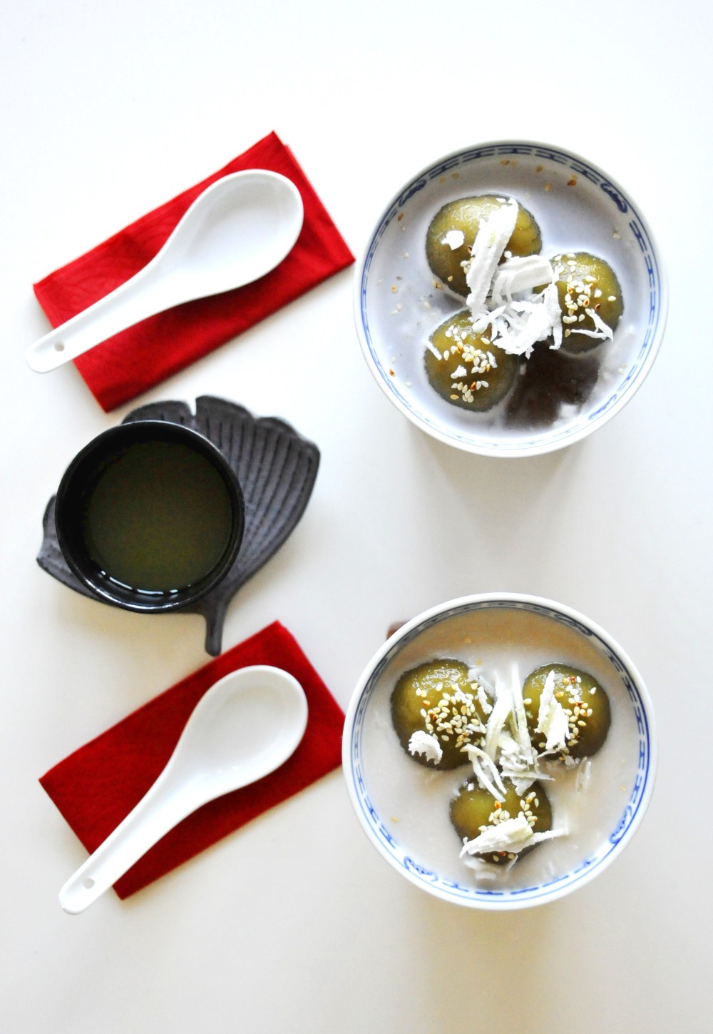 Có thể ăn kèm với 1 cốc trà xanh đăng đắng để cần bằng với vị ngọt của chè nhé! 